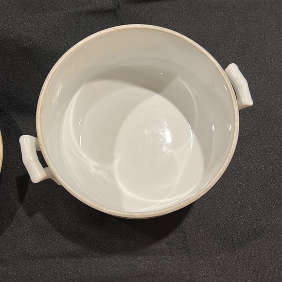 Very cool 7.25” pot/oven ware with top that converts to a dish. - Picture 6 of 12